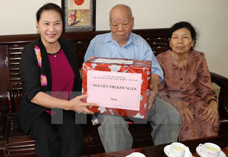 Chủ tịch Quốc hội Nguyễn Thị Kim Ngân thăm và tặng quà cụ Trần Kim Anh, 93 tuổi, thương binh 2/4, lão thành cách mạng ở xã Tân Thạnh, thành phố Tam Kỳ, tỉnh Quảng Nam.